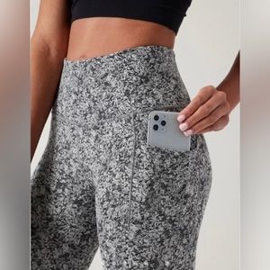 Athleta Salutation stash 7/8 textured-black floral